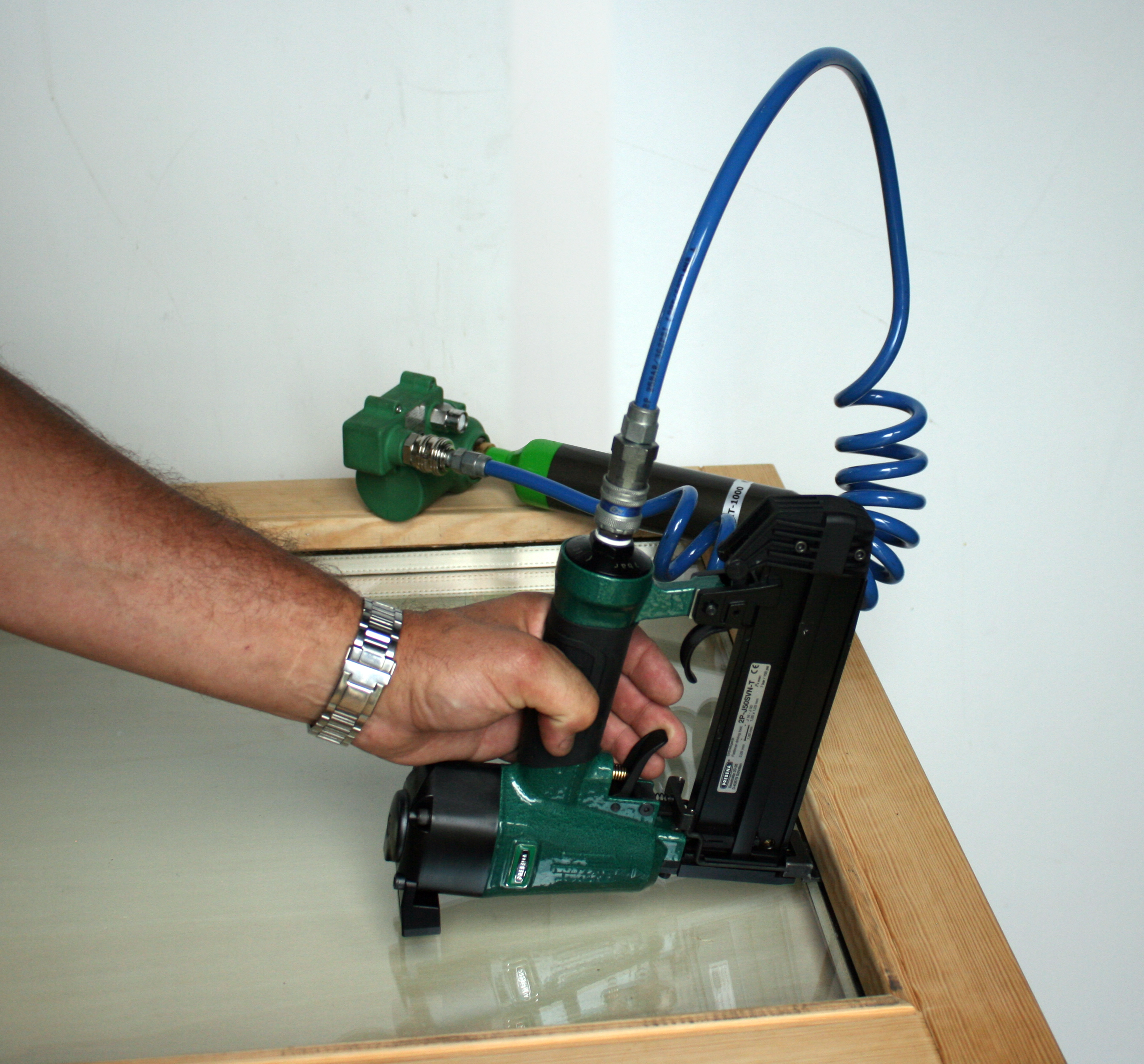 2P-J50SVN-T Druckluft-Glasleistennagler für 16-50mm 2P-J50SVN-T Druckluft-Glasleistennagler für 16-50mm
